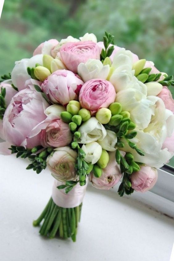Bouquet rond serré freesia/pivoines - Barthel Fleurs