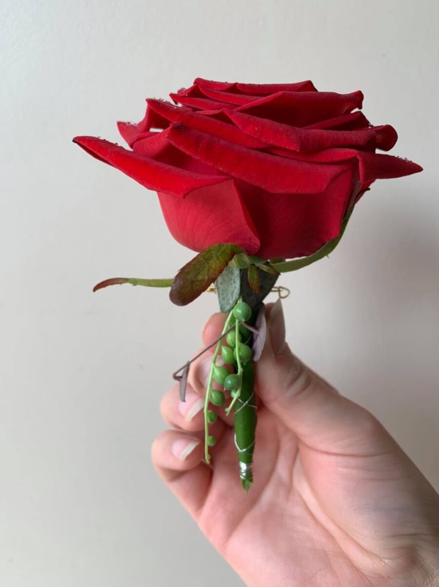 Boutonnière marié rose rouge