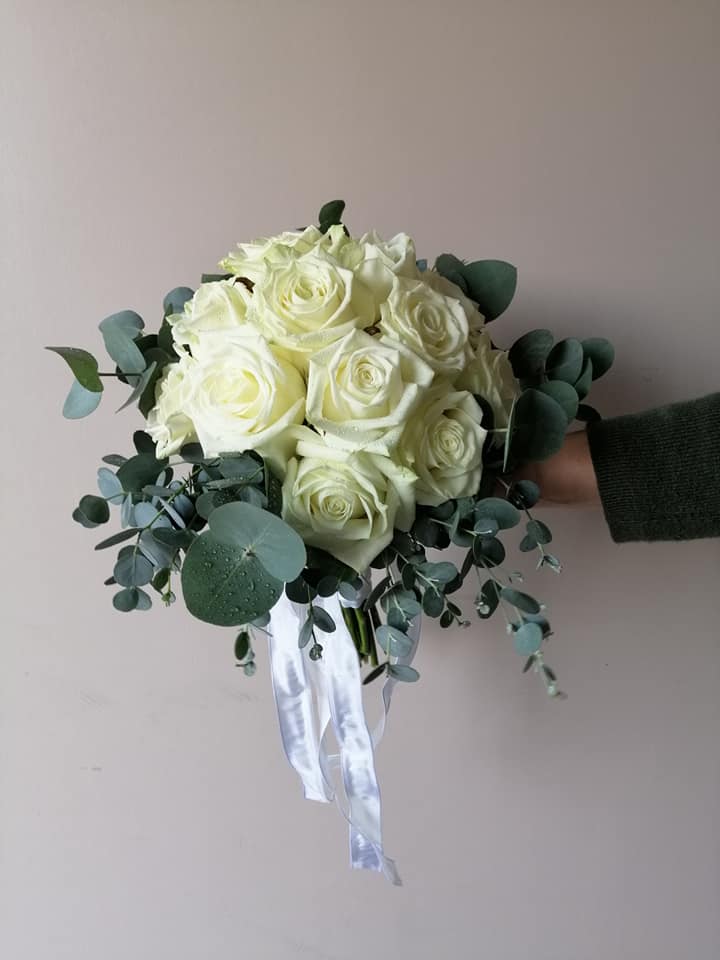 Bouquet rond roses blanches et eucalyptus - Barthel Fleurs