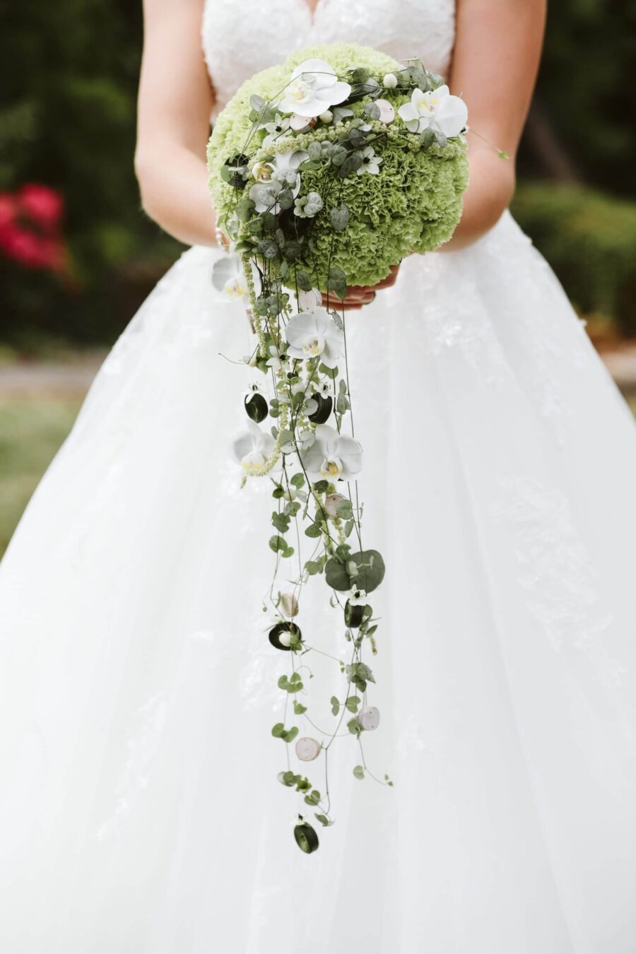 Bouquet retombant oeillets verts