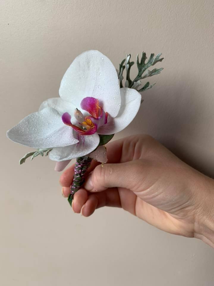 Boutonnière orchidée blanche cœur rose - Barthel Fleurs