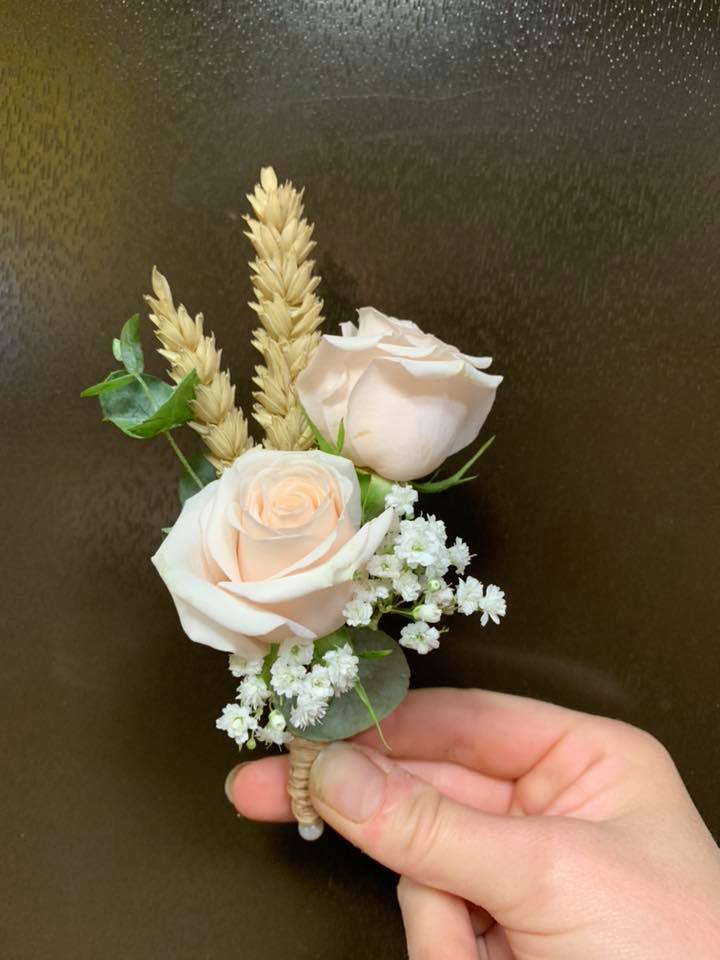 Boutonnière mini roses crème et épis de blé - Barthel Fleurs