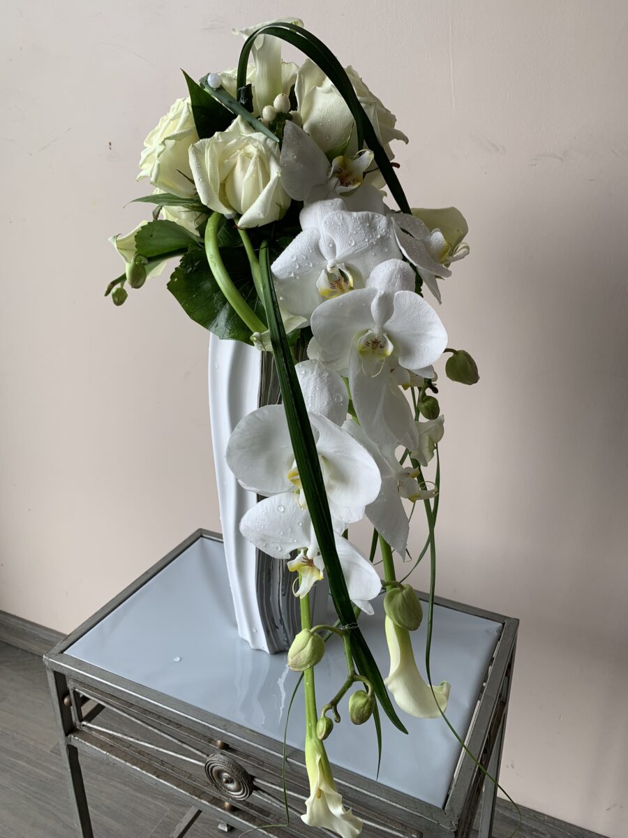 Bouquet de mariée retombant blanc avec orchidées
