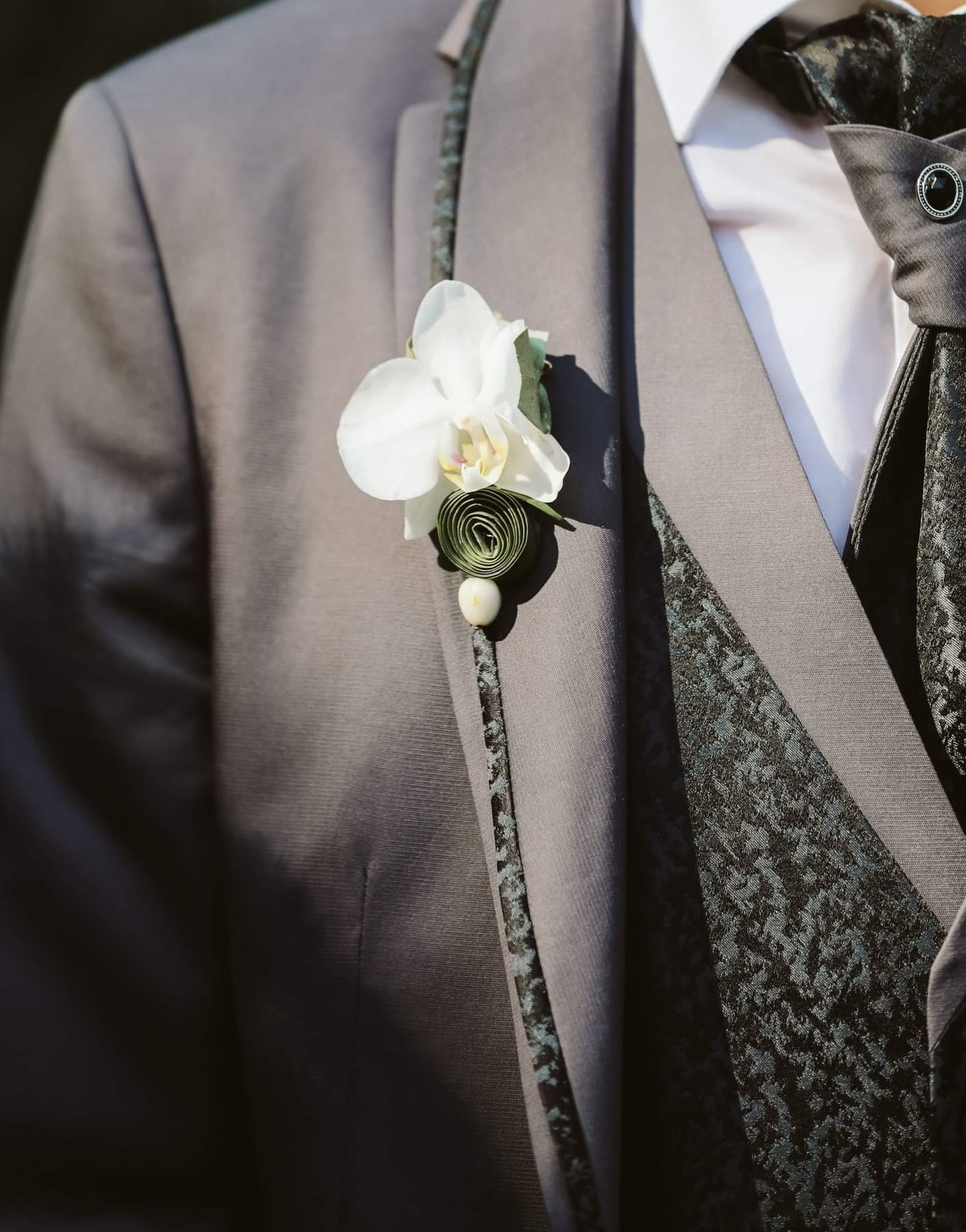 Boutonnière marié orchidée blanche - Barthel Fleurs