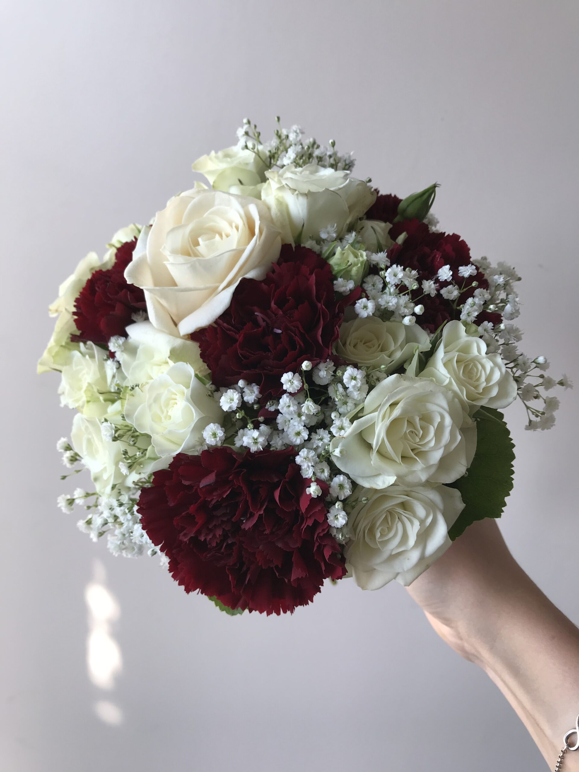 Bouquet de mariée rond blanc/bordeau - Barthel Fleurs