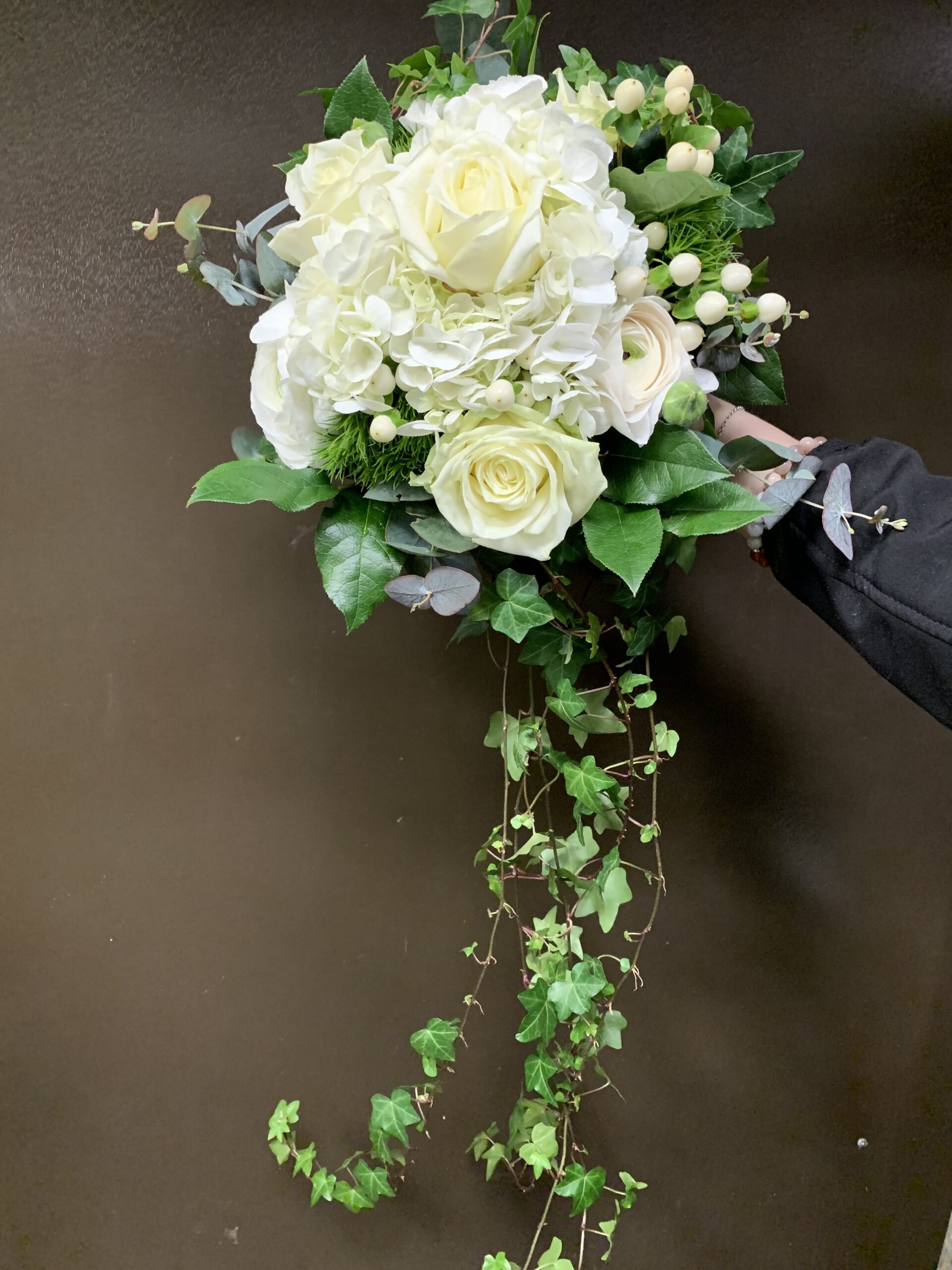 Bouquet de mariée retombant blanc avec lierre - Barthel Fleurs