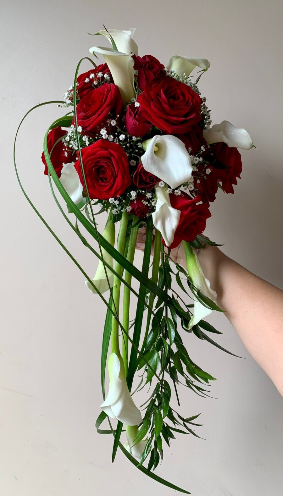 Bouquet retombant rouge et blanc avec ou sans ruban dentelle