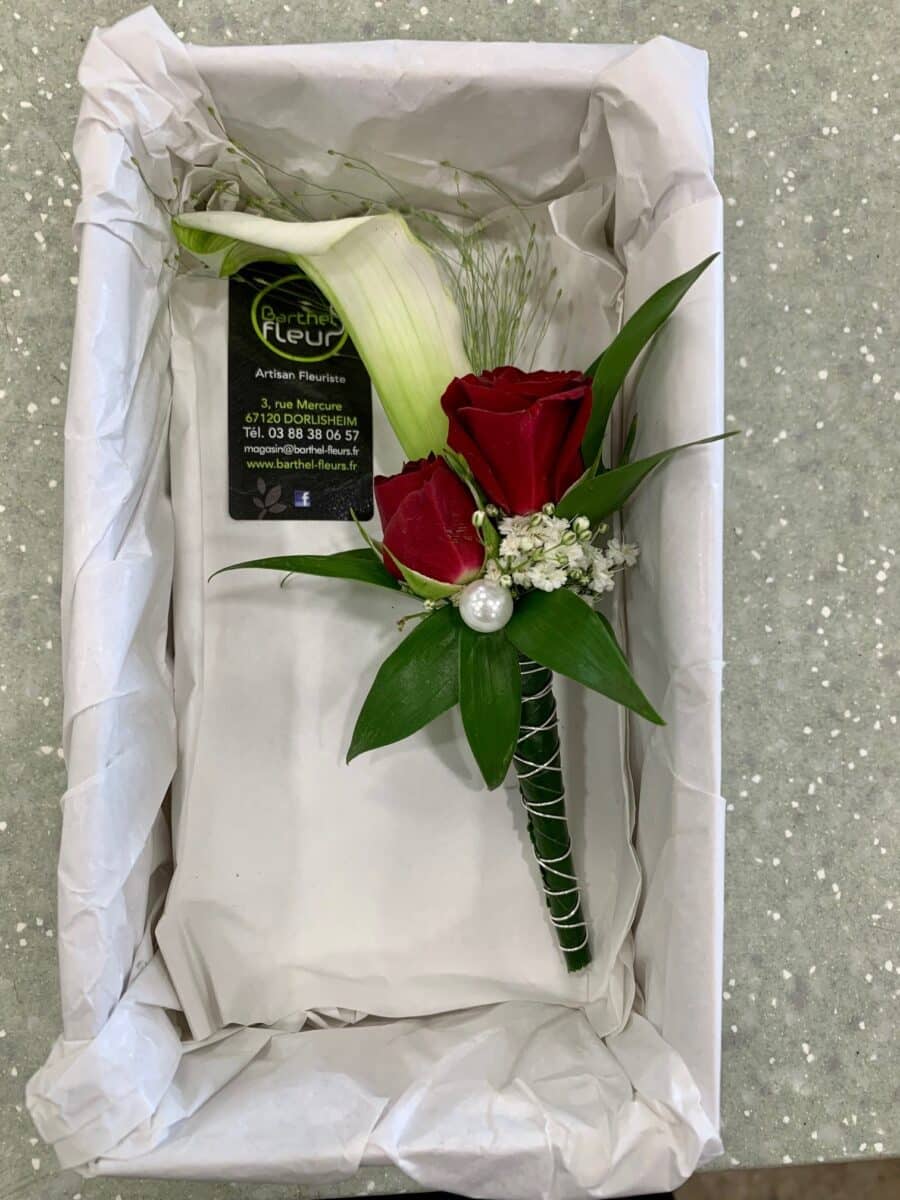 Boutonnière marié Arum (calla), mini roses rouge et gypsophile