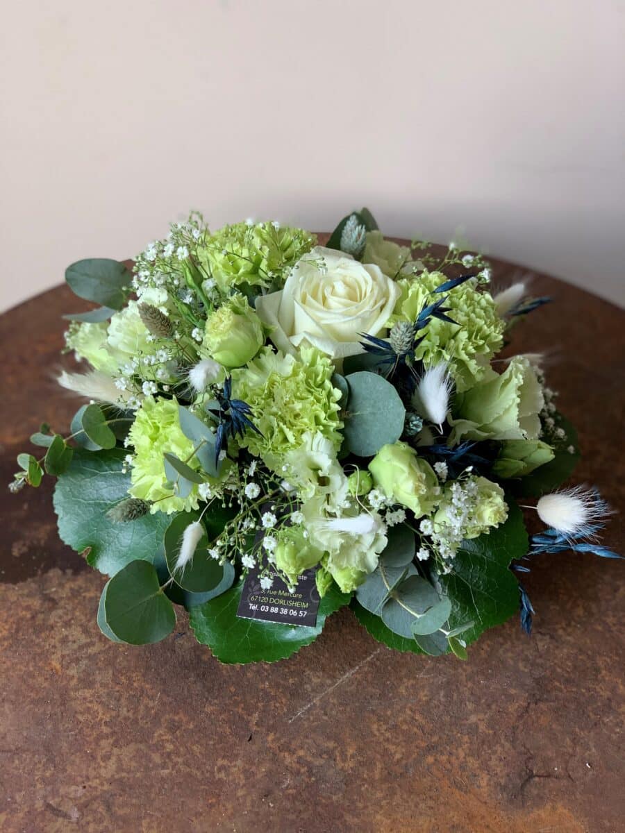 Arrangement de table rond vert / blanc et une touche de bleu