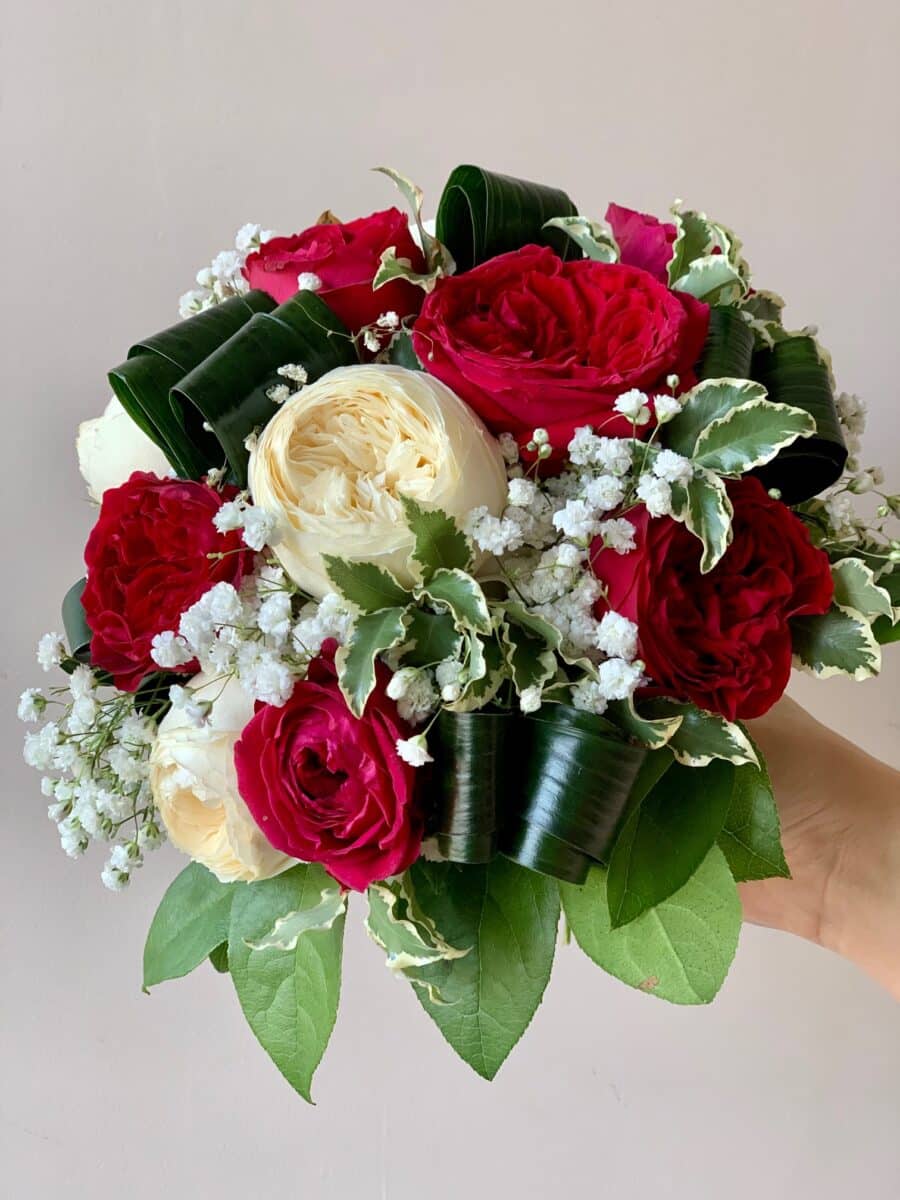 Bouquet de mariée rond roses anglaises rouge et crème