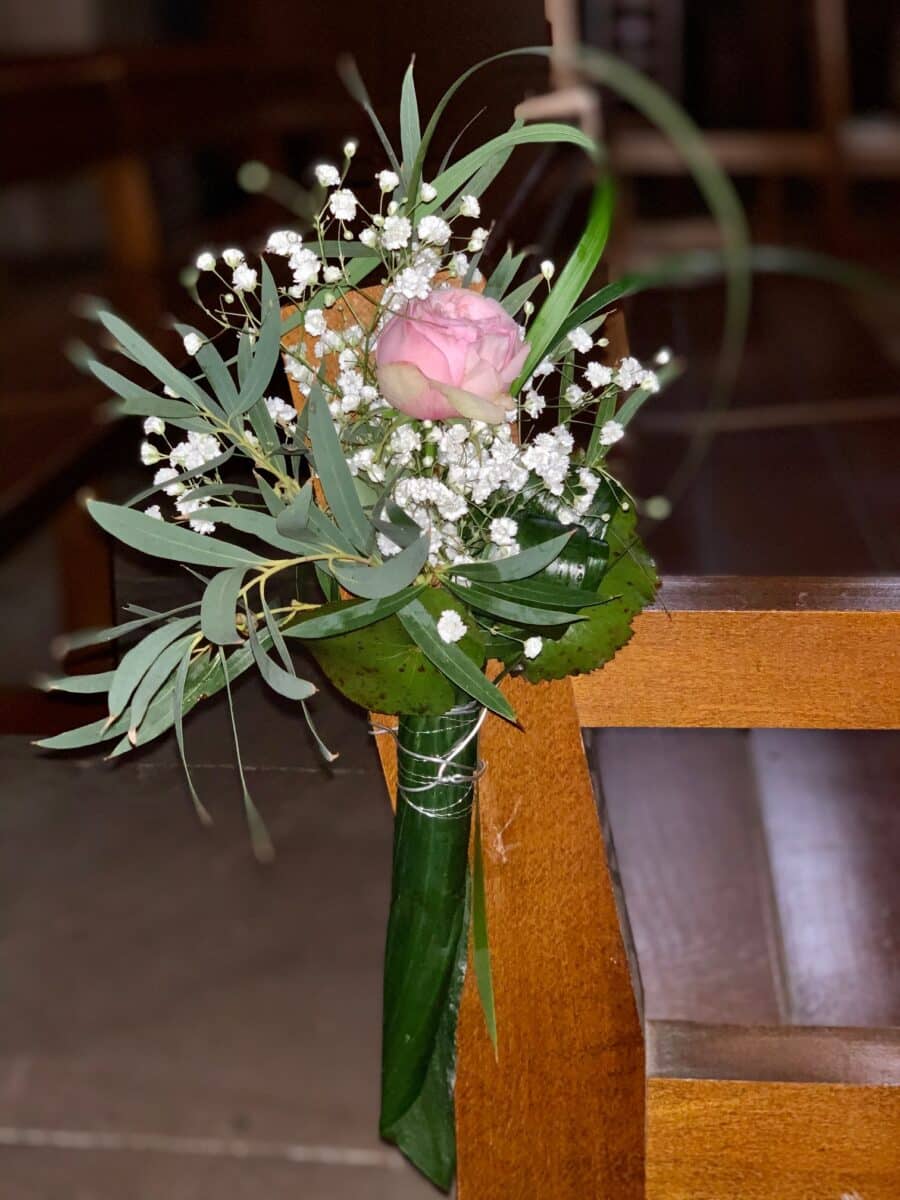 Banc d'église bouton de rose rose et gypsophile