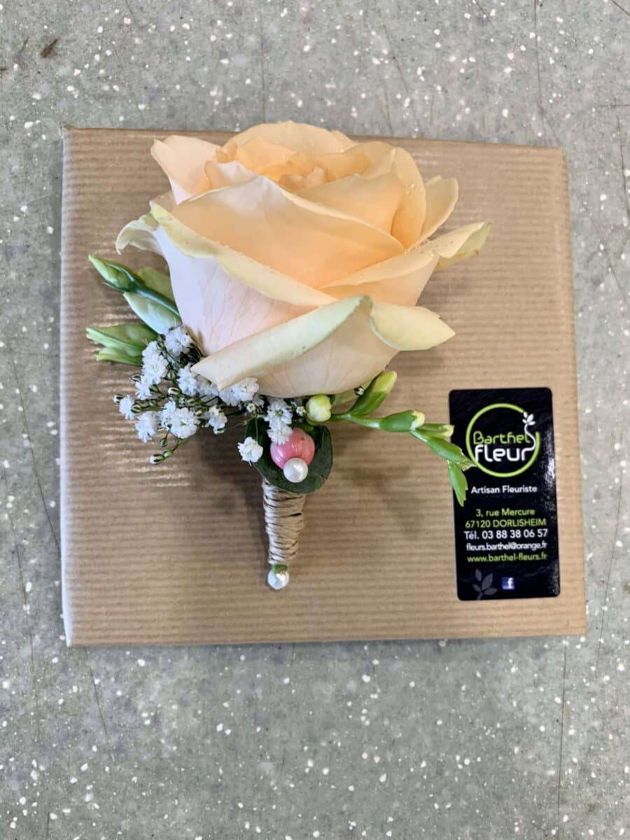 Boutonnière marié rose pêche