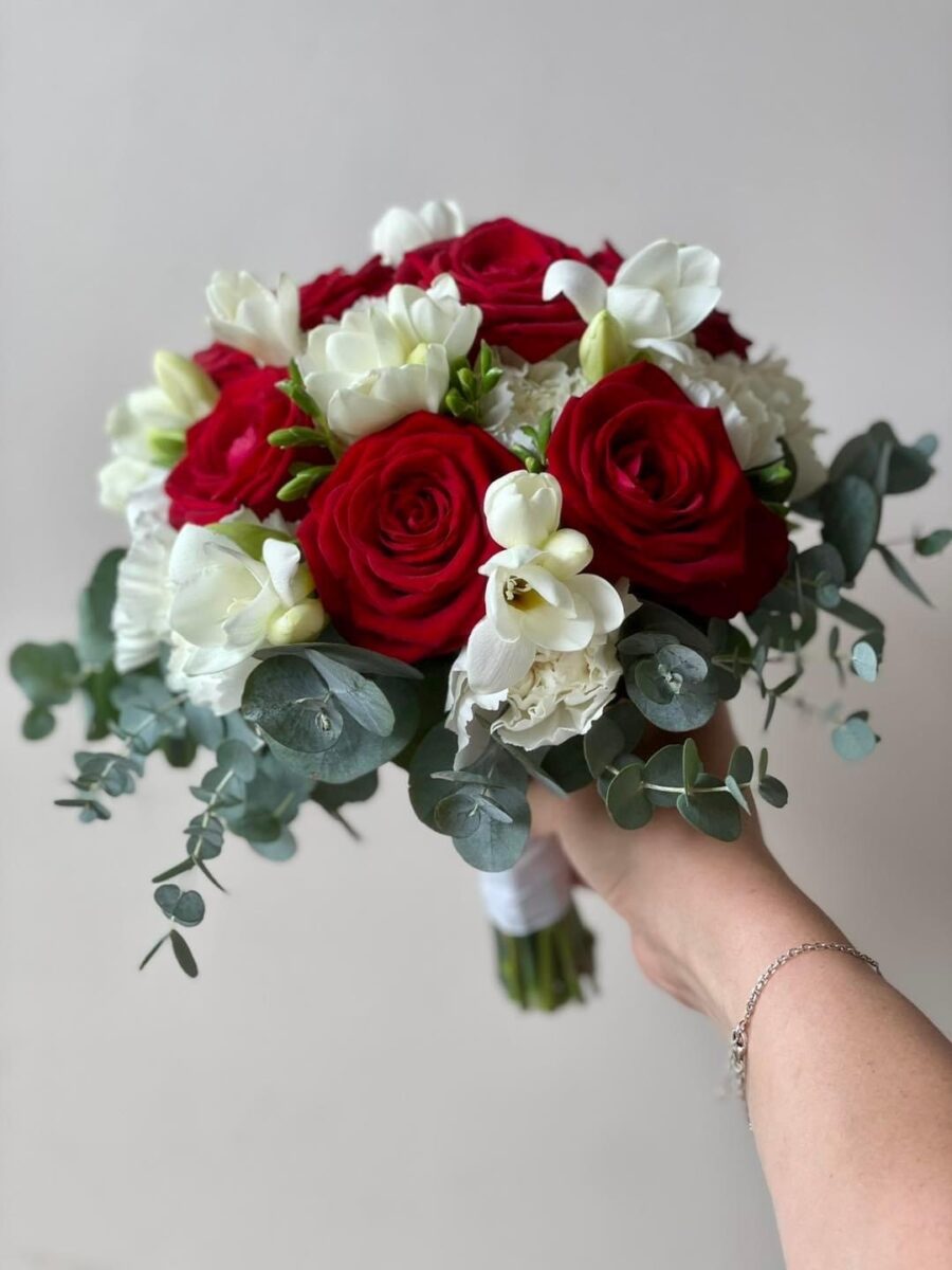 Bouquet de mariée rond serré rouge et blanc