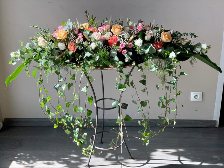 Arrangement de table en longueur champêtre pêche / rose et touche de blanc