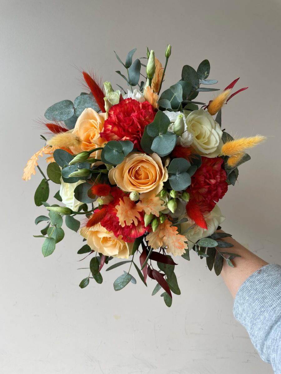 Bouquet de mariée rond orange, rouge et touche de blanc