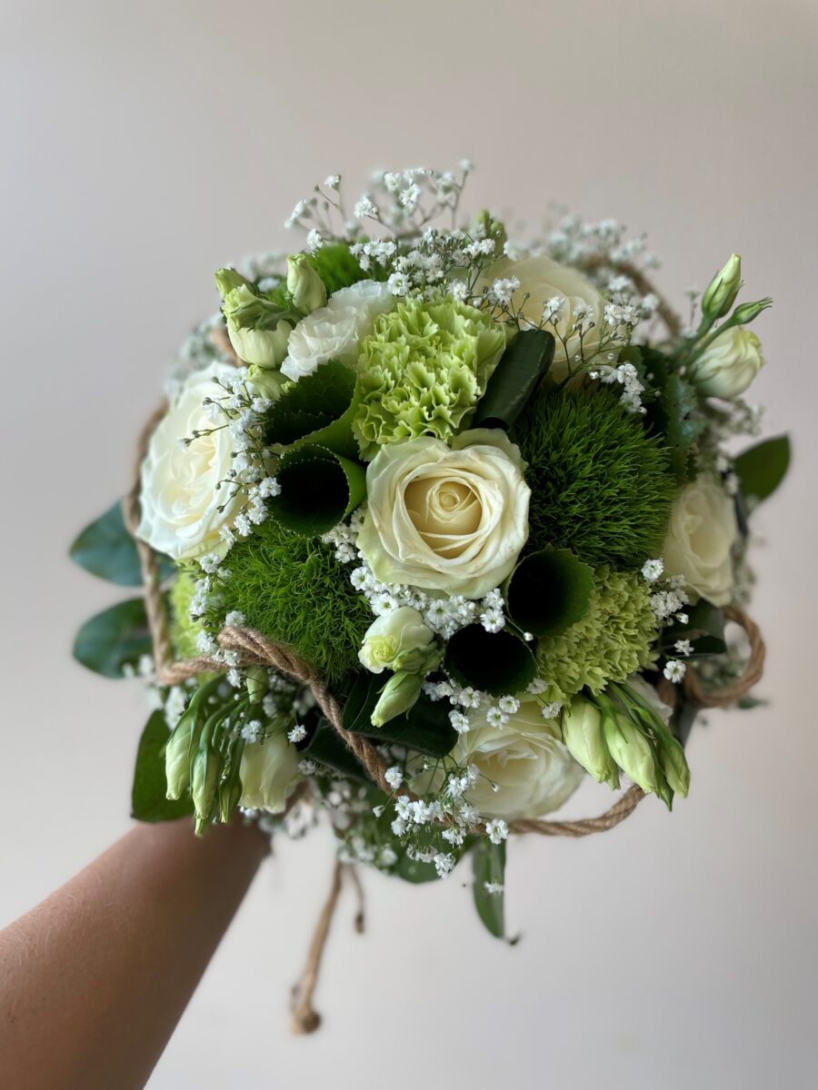 Bouquet de mariée rond serré vert et blanc